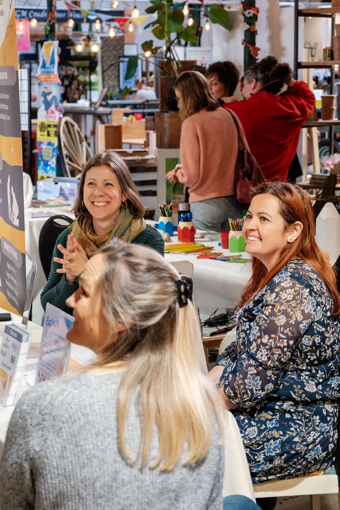 Femmes assistant à un événement associatif dans une ambiance conviviale