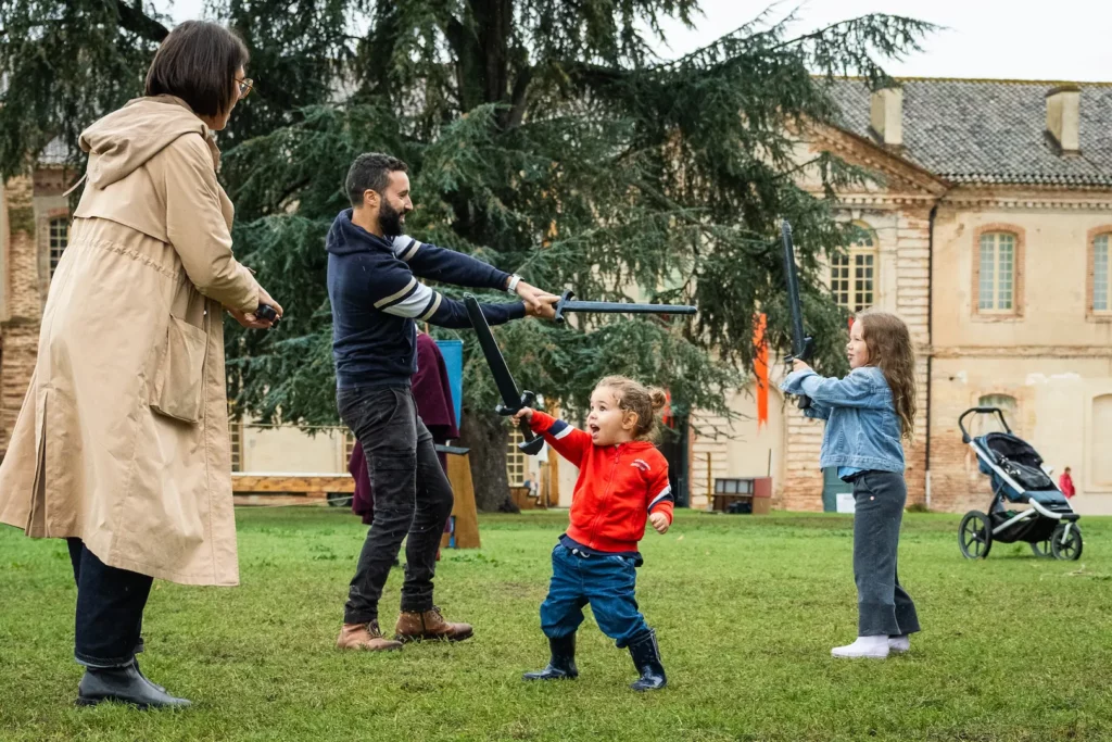 enfants et parents participant à une animation médiévale