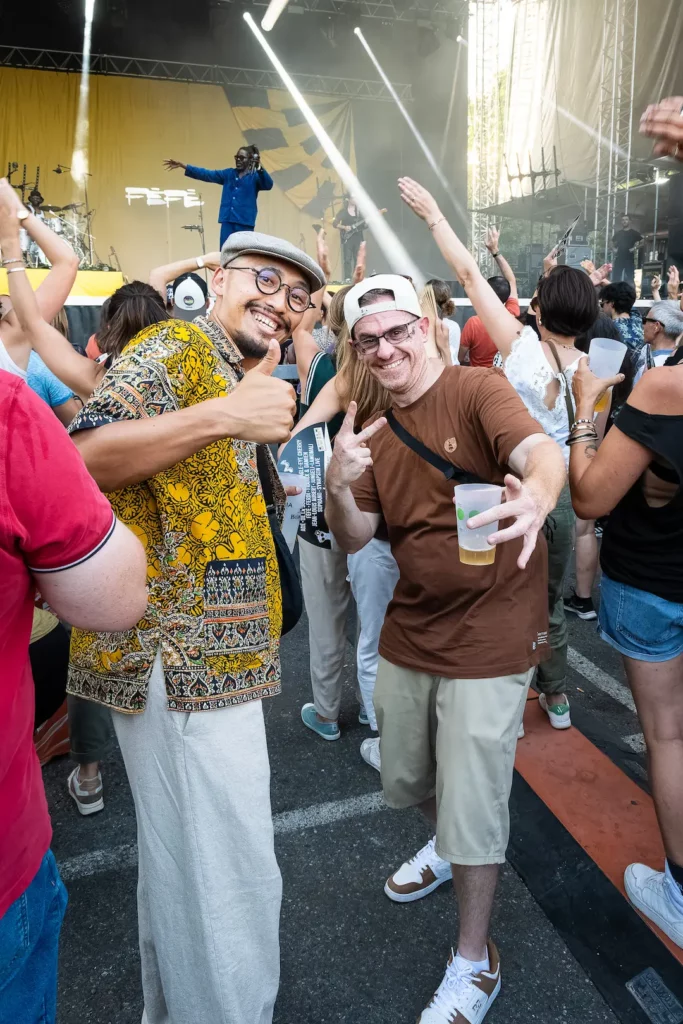 Festivaliers souriants posant devant la scène lors d’un festival à Montauban