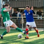 Deux joueurs disputant le ballon lors d’un match de football amateur