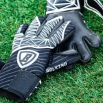 Gants de gardien de football posés sur la pelouse