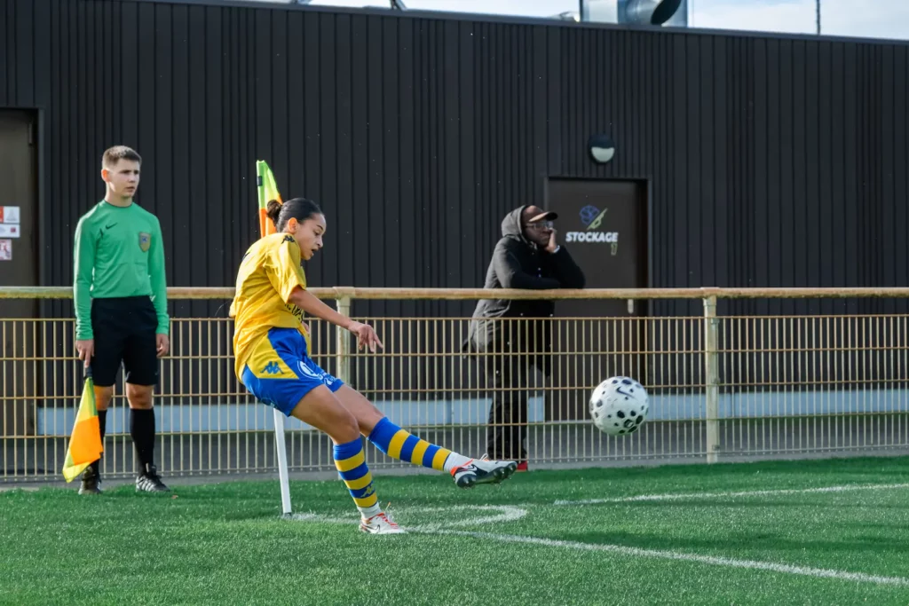Joueuse de football féminin frappant un corner à Montauban