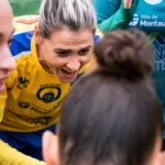 Joueuse de football féminin motivant son équipe avant le match