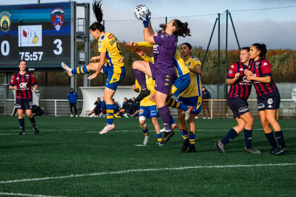 Duel aérien entre joueuses lors d’un match de football féminin à Montauban