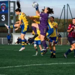Duel aérien entre joueuses lors d’un match de football féminin à Montauban