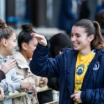 Joueuse de football féminin échangeant avec le public après un match
