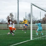 Duel aérien entre joueuses lors d’un match de football féminin