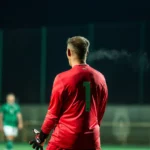 Gardien de football vu de dos concentré pendant un match