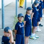 Enfants de l’école de tennis alignés avant un match à Montauban
