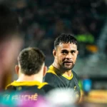 Gros plan sur le visage d’un joueur de rugby concentré pendant le match