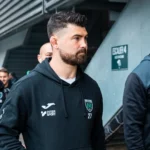 Joueur de rugby de l’US Montauban marchant dans les couloirs du stade