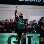 Joueur de l’USM Montauban célébrant une action devant le public