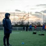 Entraîneur du MFCTG debout sur le bord du terrain à Montauban