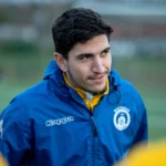 Portrait d’un joueur du MFCTG en veste d’entraînement à Montauban