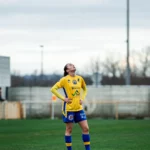 Joueuse de football féminin seule sur le terrain à Montauban