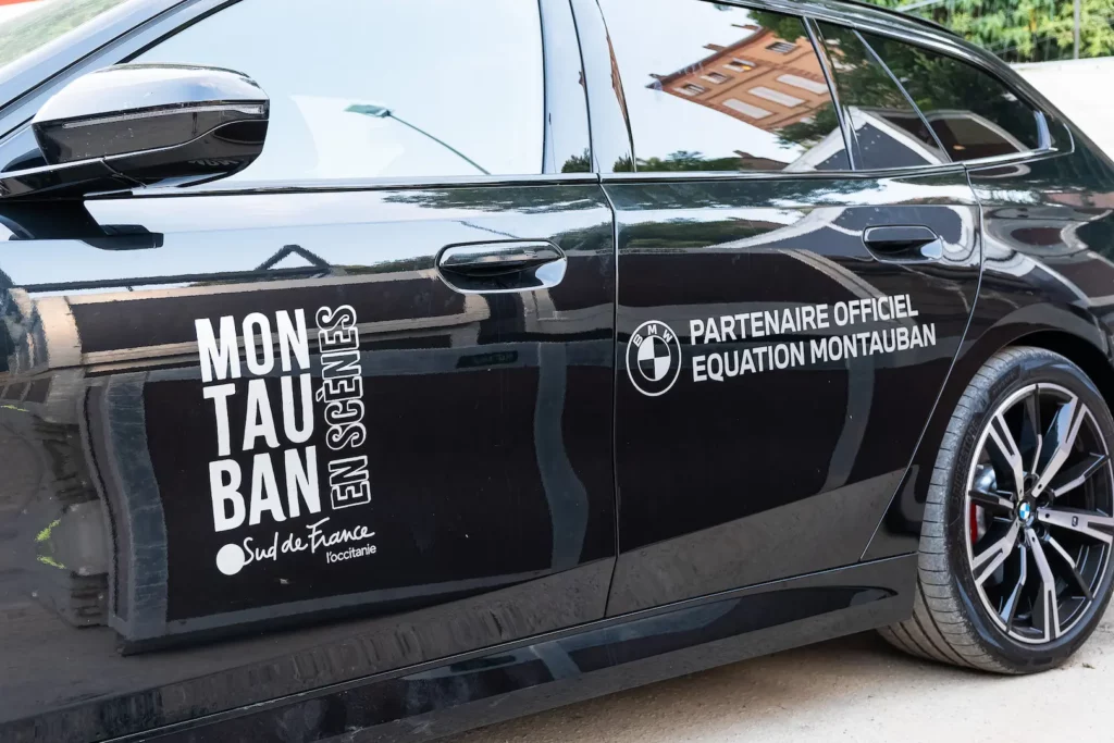 Véhicule partenaire officiel du festival Montauban en Scènes stationné sur le site.