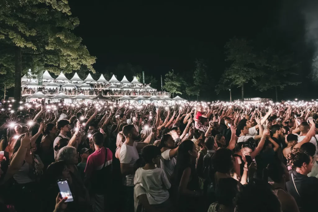 Public en concert de nuit au festival Montauban en Scènes