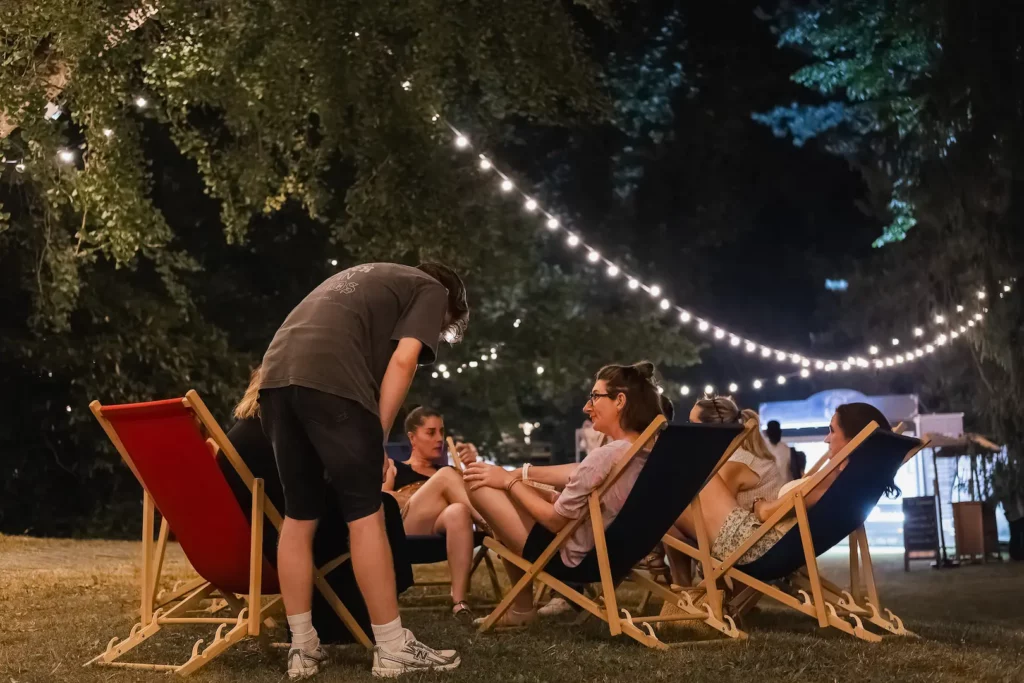 Festivalier·es installés sur des chaises longues dans l’espace détente de Montauban en Scènes.