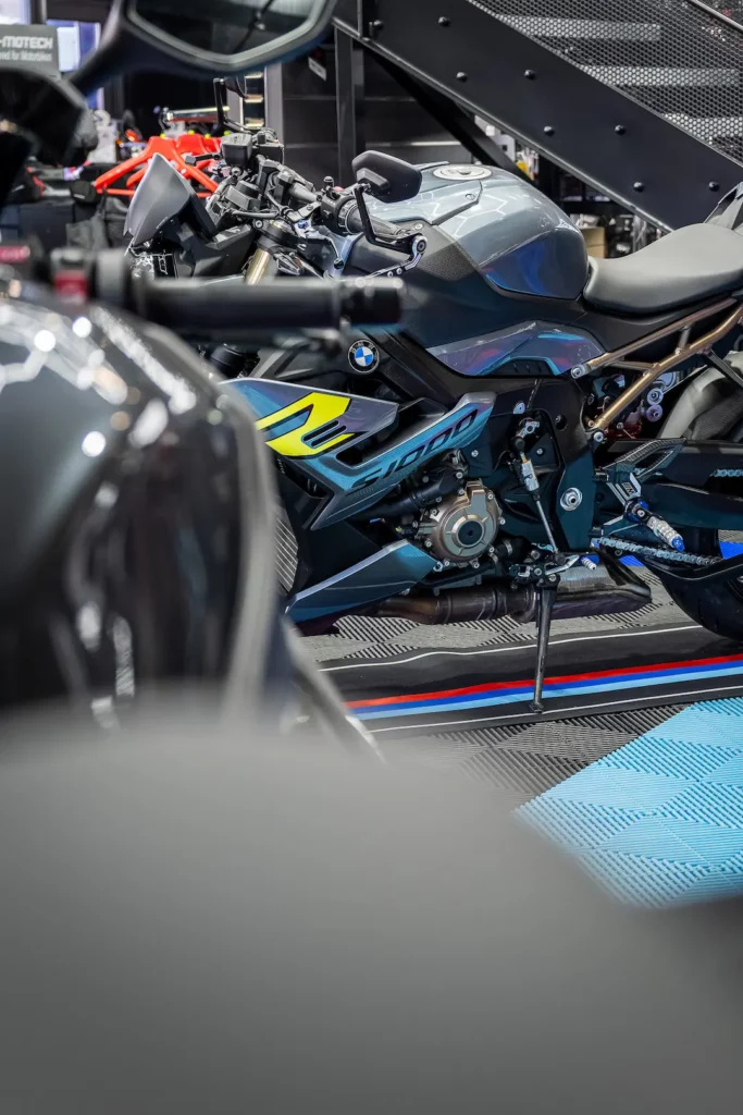 Moto BMW exposée dans le showroom Platinium Motos
