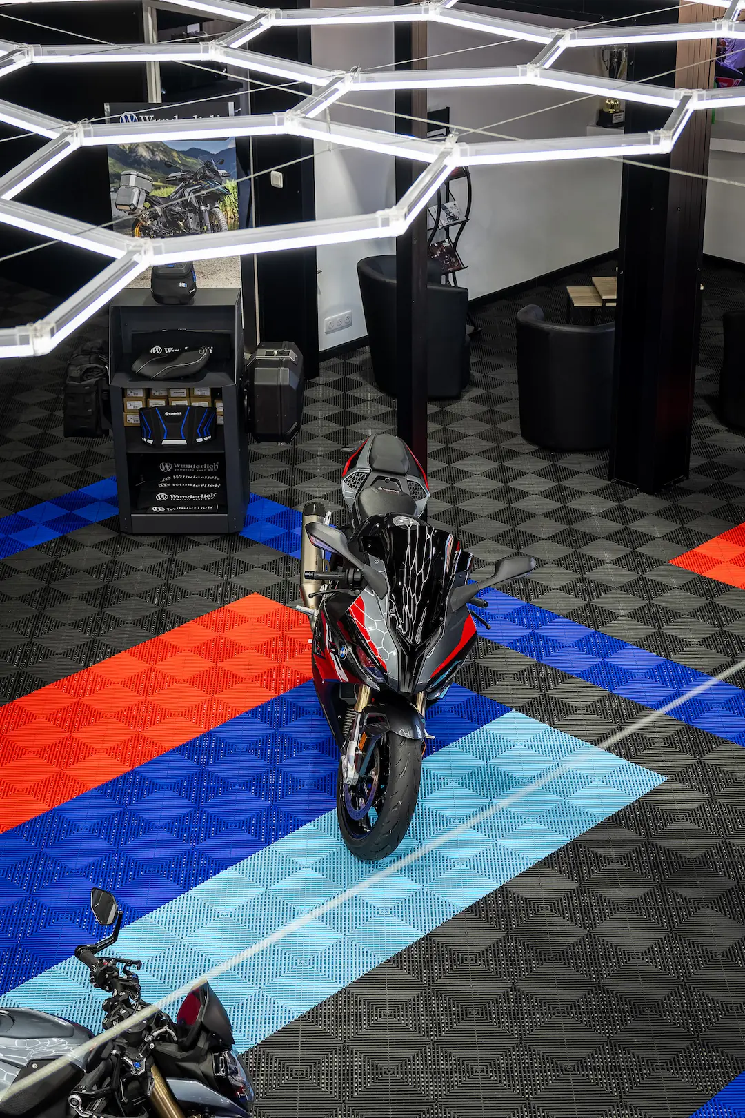 Moto sportive exposée sous un éclairage design dans le showroom Platinium Motos à Montauban