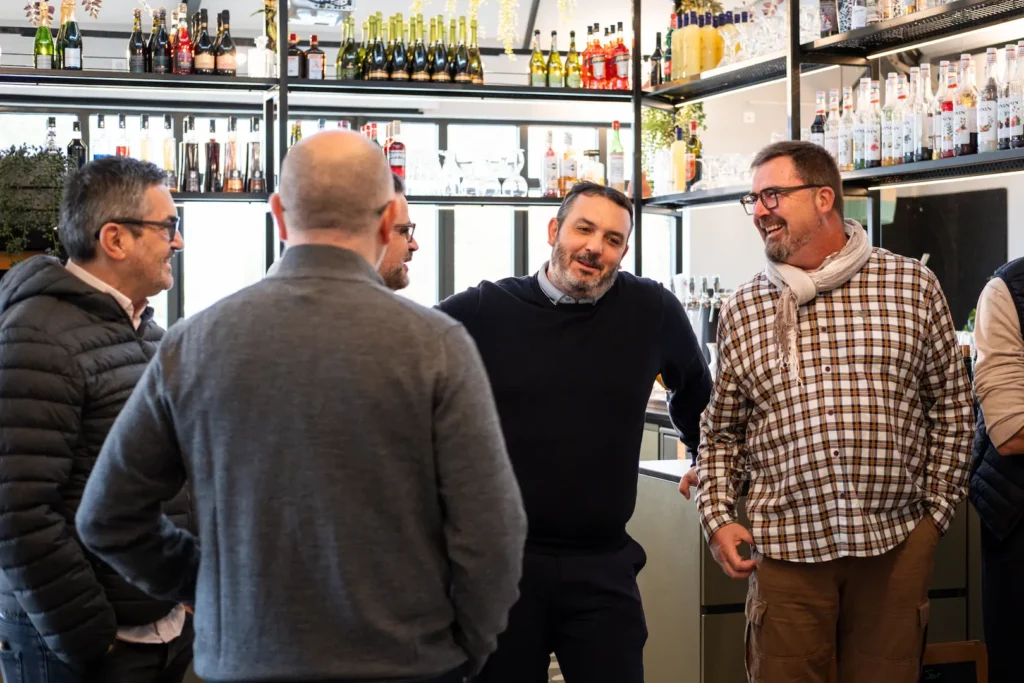 Participants échangeant lors d’un moment de networking pendant un brunch professionnel