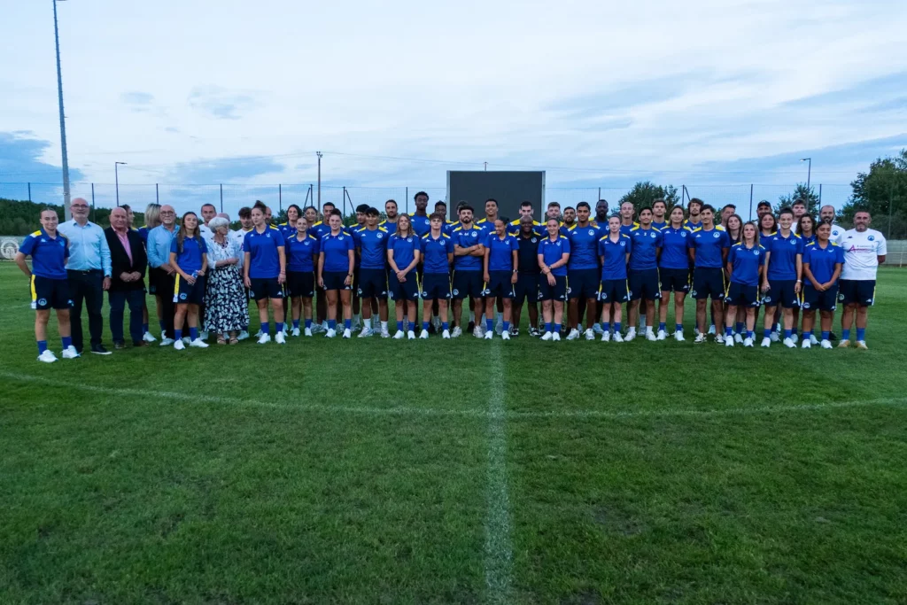 Photo de groupe de l’équipe et du staff du Montauban Football Club Tarn-et-Garonne
