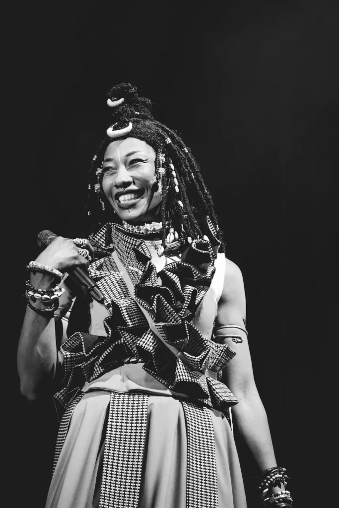 Artiste de Lamomali sur scène à Montauban en scène, photographie en noir et blanc