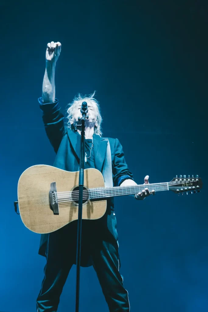 Artiste jouant de la guitare sur scène lors d’un concert à Montauban