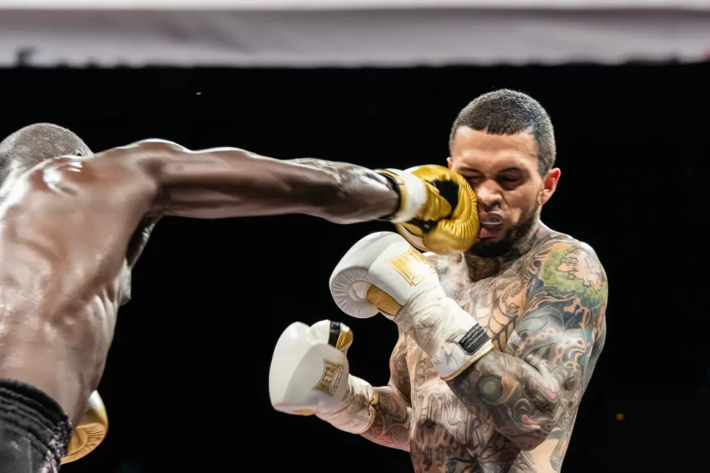 Boxeur touché au visage par un coup de poing pendant un combat de boxe à Montauban.