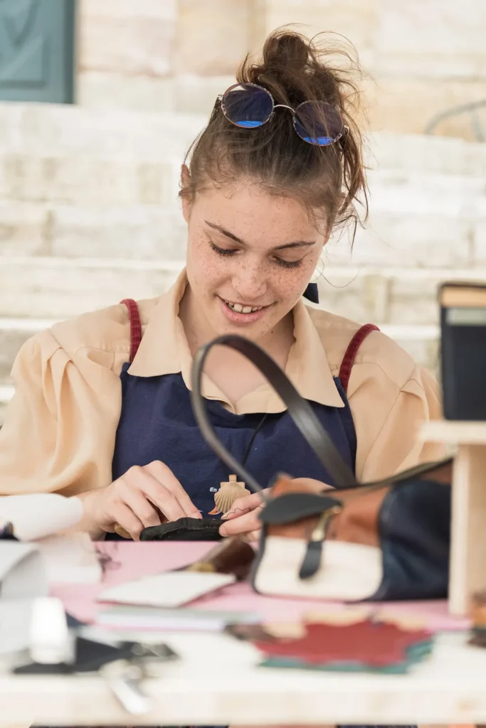 Portrait d’une artisane concentrée sur son travail manuel lors d’un marché de créateurs