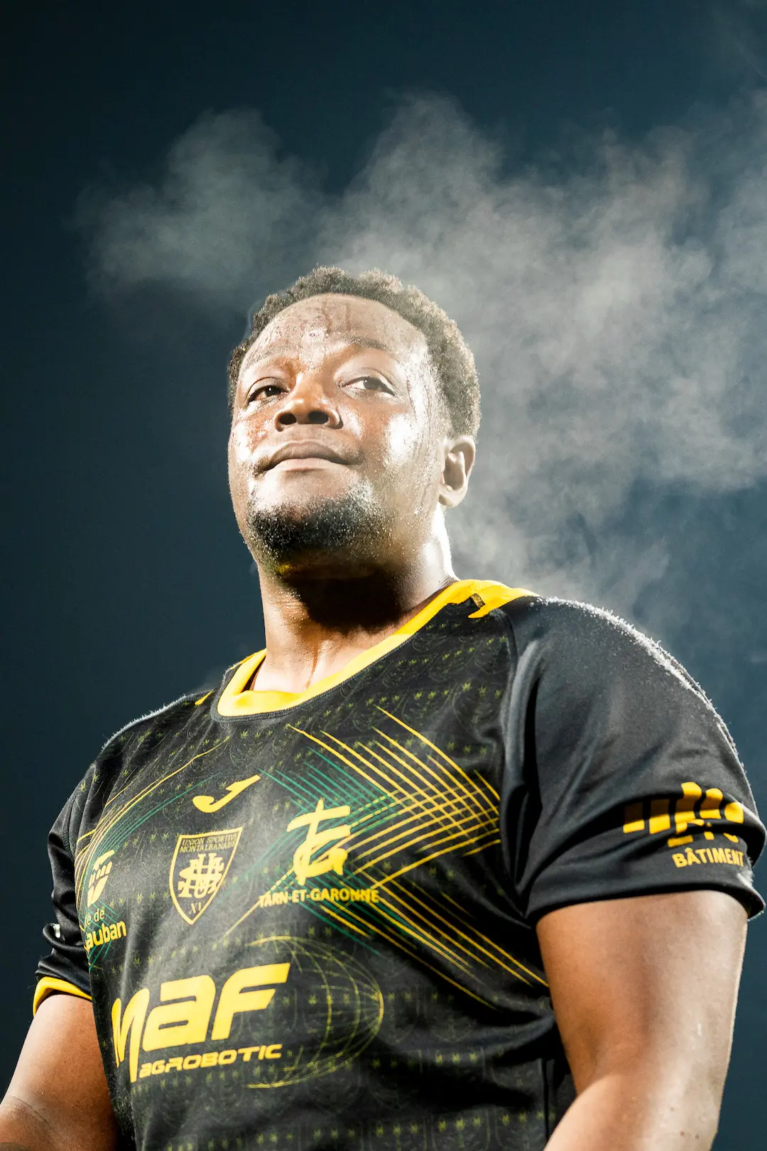 Portrait d’un joueur de rugby marqué par l’effort lors d’un match