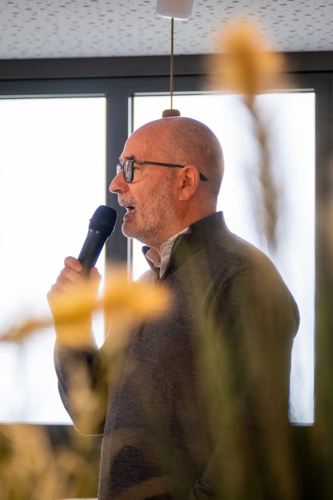 Portrait de profil d’un intervenant s’exprimant lors d’un événement professionnel