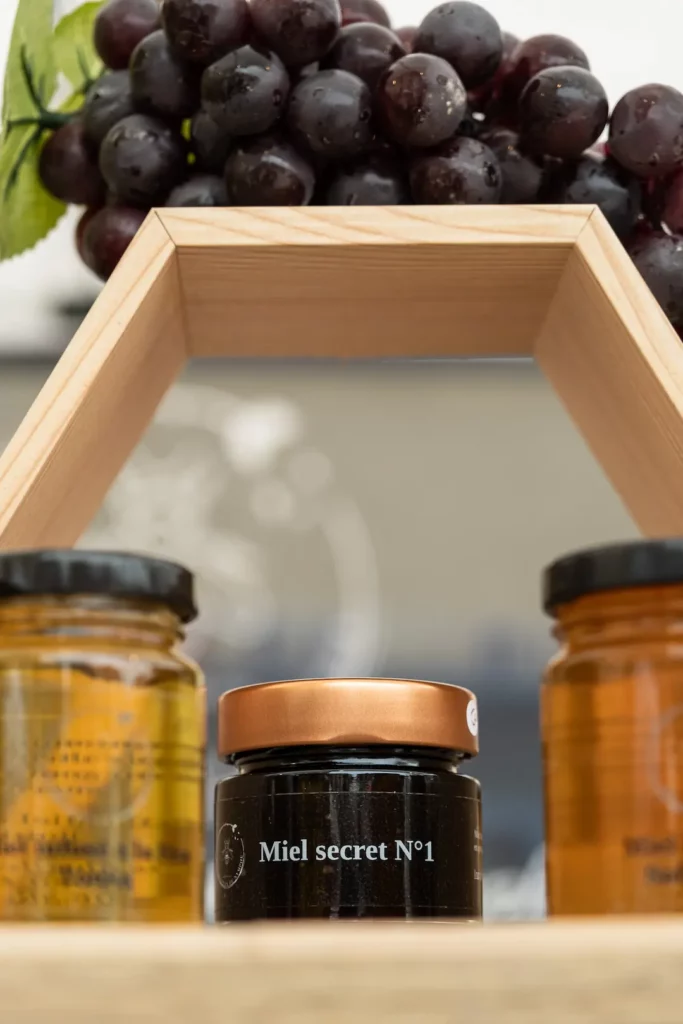 Pots de miel artisanal exposés sur un stand de marché de créateurs