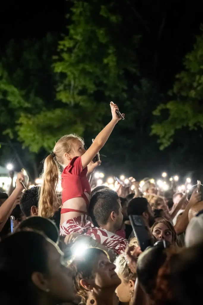 Public de concert en festival avec enfant sur les épaules lors d’un événement musical à Montauban