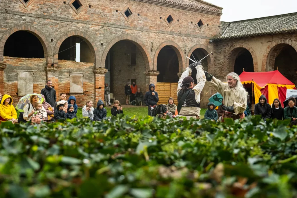 Combat médiéval en reconstitution historique devant un public lors d’un événement culturel