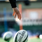 Ballon de rugby positionné sur un tee avant le coup d’envoi d’un match