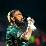 Portrait d’un joueur de rugby après l’effort lors d’un match nocturne