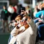Supporters de rugby prenant des photos en tribune au stade de Sapiac