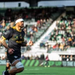 Joueur de l’US Montauban courant ballon en main lors d’un match à Sapiac