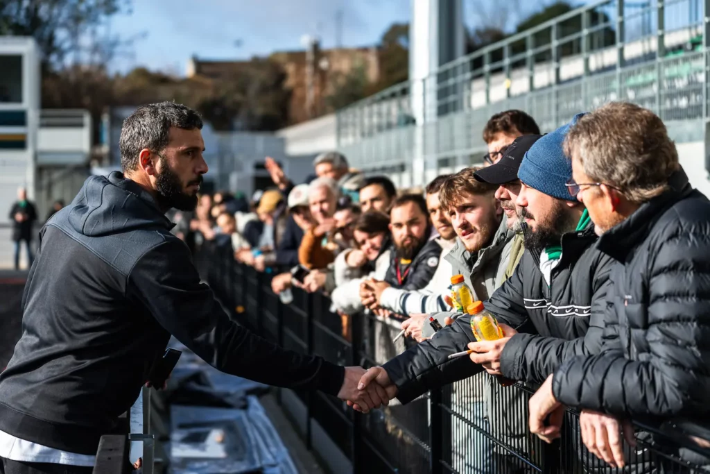 Joueur de l’US Montauban saluant les supporters après un match à Sapiac