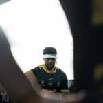 Portrait d’un joueur de rugby de l’US Montauban concentré avant une phase de jeu