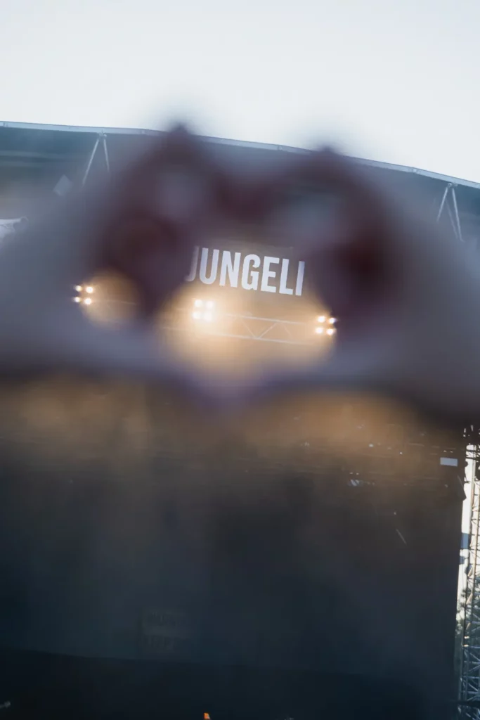 mains formant un cœur autour du nom de Jungeli au festival Montauban en Scènes