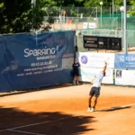 Joueur de tennis au service vu sous un angle dynamique à Montauban