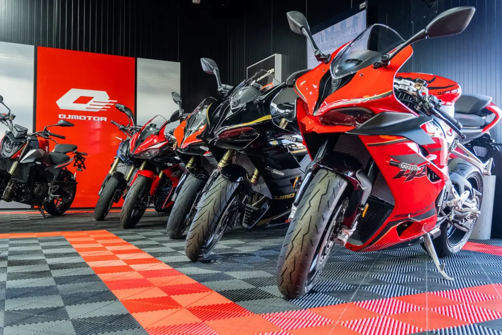 Alignement de motos sportives dans le showroom Platinium Motos