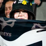 Portrait d’une supportrice de rugby en tribune lors d’un match
