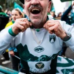 Supporter de rugby célébrant son équipe lors d’un match à Montauban