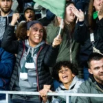 Supporter tenant une écharpe de l’US Montauban dans les tribunes