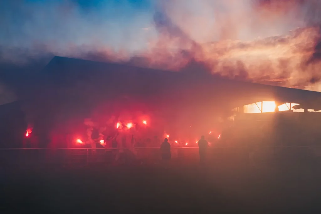 Supporters de football créant une ambiance pyrotechnique en tribune