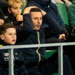 Supporters réagissant intensément dans les tribunes du stade de Sapiac