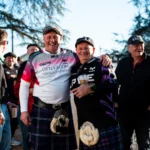 Supporters de rugby en tenue traditionnelle avant un match à Montauban